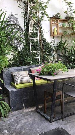 Nom Nom Restaurant & Cafe